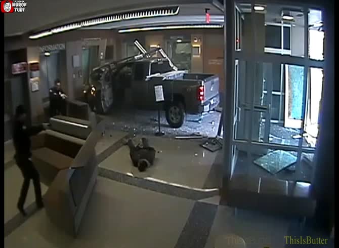 Video :He dashes inside a police hotel because he believes he is being pursued by killers